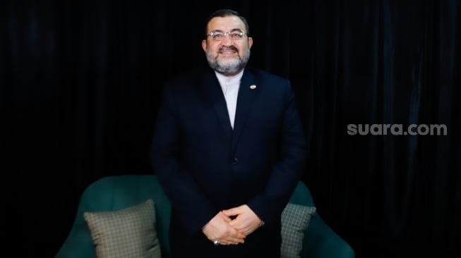Duta Besar Iran untuk Indonesia, Mohammad Boroujerdi saat melakukan sesi wawancara dengan Redaksi Suara.com di Jakarta, Senin (23/6/2025). [Suara.com/Alfian Winanto]