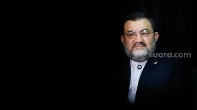 Duta Besar Iran untuk Indonesia, Mohammad Boroujerdi saat melakukan sesi wawancara dengan Redaksi Suara.com di Jakarta, Senin (23/6/2025). [Suara.com/Alfian Winanto]