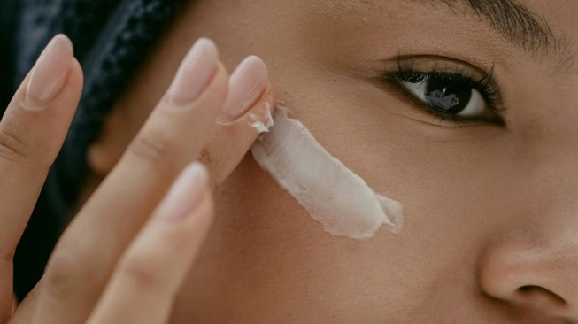 Ilustrasi moisturizer Viva untuk usia 40-an. (Pexels/cottonbro studio)