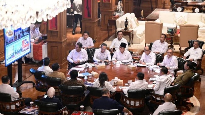Presiden Prabowo menunjuk Zulkifli Hasan (Zulhas) sebagai Ketua Satgas Koperasi Merah Putih. (Foto: Biro Pers Sekretariat Presiden)