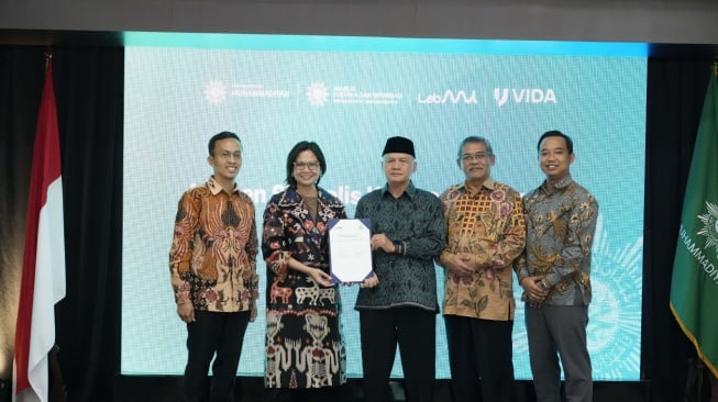 Direktur Pengawasan Sertifikasi dan Transaksi Elektronik Kementerian Komunikasi dan Digital (Komdigi) Teguh Arifiyadi (ujung kiri), Ketua Pimpinan Pusat Muhammadiyah Dadang Kahmad (tengah), Ketua Majelis Pustaka dan Informasi PP Muhammadiyah Muchlas (kedua dari kanan), CEO Muhammadiyah Software Labs (LabMu) Asad Fatchul'ilmi (ujung kanan); dan Co-founder & President VIDA Sati Rasuanto (kedua dari kiri) mengabadikan foto bersama pada acara Sosialisasi Penerapan Keamanan Digital dan Pengamanan Data Pribadi yang digelar di Kantor PP Muhammadiyah Yogyakarta, Selasa (17/6/2025). [Dok. VIDA]