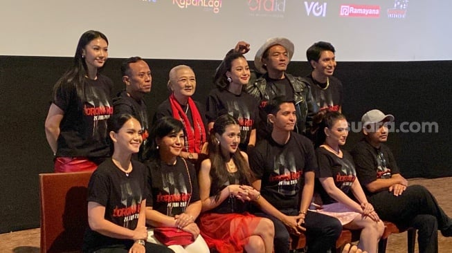 Pemain dan kru film Lorong Kost dalam konferensi pers di kawasan Kuningan, Jakarta Selatan pada Selasa, 23 Juni 2025. [Suara.com/Tiara Rosana]