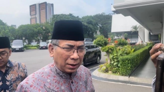 Ketum Pengurus Besar Nahdlatul Ulama (PBNU) Yahya Cholil Staquf saat akan menghadap Presiden Prabowo Subianto di Kompleks Istana Negara Jakarta, Senin (24/6/2025). [Suara.com/Novian]