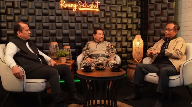 Tangkapan layar video podcast mantan Kepala Badan Intelijen Negara (BIN) A.M. Hendropriyono dan mantan Menkopolhukam Mahfud MD yang dipublikasikan YouTube "Mahfud MD Official".