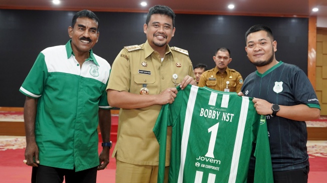 Gubernur Sumatera Utara Bobby Nasution bersama Direktur Utama PSMS Ariffuddin Maulana Basri dan pengurus PSMS. Bobby memberikan restu kepada PSMS Medan untuk menggunakan Stadion Utama Sumut sebagai markas untuk mengarungi Liga 2 musim 2025/2026. Bobby juga mengizinkan tim berjuluk Ayam Kinantan tersebut memanfaatkan asset Pemprov Sumut yang lain.[Disokminfo Sumut]