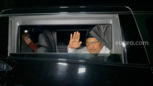 Menteri Sosial Saifullah Yusuf alias Gus Ipul seusai mengadap Presiden Prabowo Subianto dalam rapat di Hambalang, Bogor, Jawa Barat. (Suara.com/Novian)