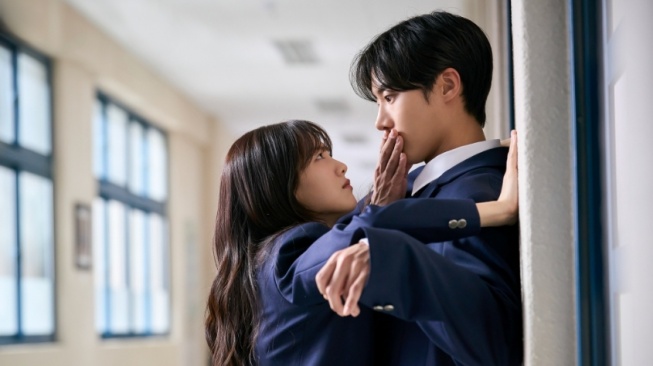 Sinopsis Head Over Heels, Tekad Seorang Dukun untuk Rebut Cinta Pertama