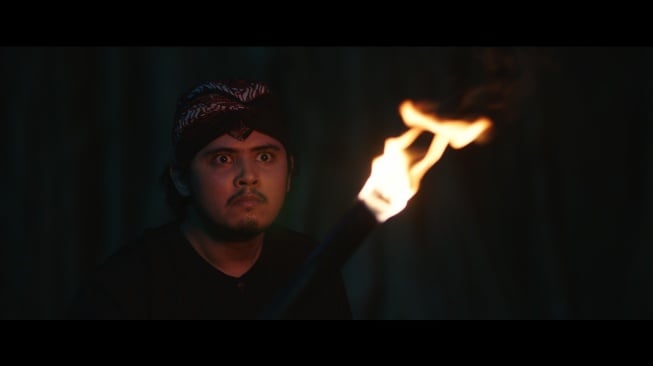 Dierja (diperankan oleh Aliando Syarief) yang membantu tokoh utama menjawab misteri (Dok: Mesari Pictures & JP Pictures)