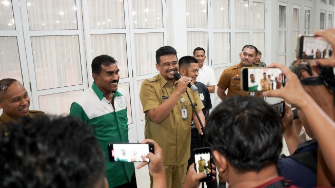 Gubernur Sumatera Utara Bobby Nasution saat memberikan keterangan kepada wartawan. Bobby memberikan restu kepada PSMS Medan untuk menggunakan Stadion Utama Sumut sebagai markas untuk mengarungi Liga 2 musim 2025/2026. Bobby juga mengizinkan tim berjuluk Ayam Kinantan tersebut memanfaatkan asset Pemprov Sumut yang lain.[Disokminfo Sumut]