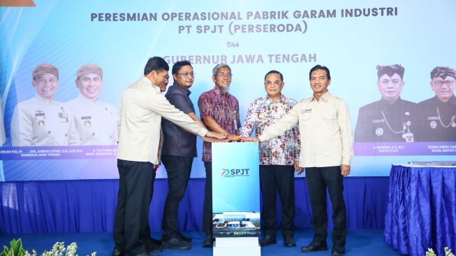 Peresmian operasional pabrik garam industri yang dikelola Badan Usaha Milik Daerah (BUMD) PT Sarana Pembangunan Jawa Tengah (SPTJT) pada Selasa, 24 Juni 2025. [Istimewa]