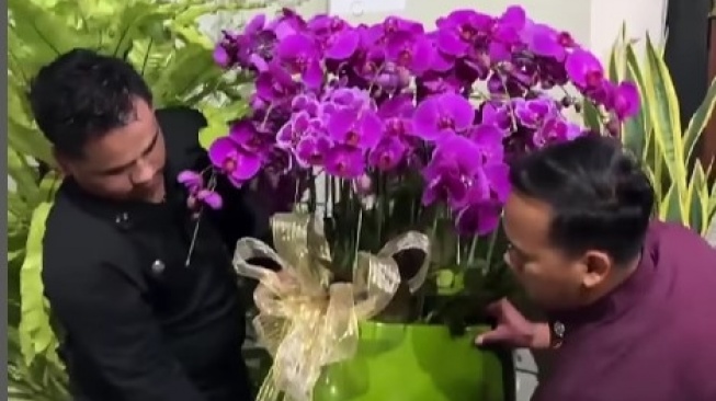 Kado Bunga Anggrek Ungu dan Bukti Keagungan Jokowi dari Prabowo Subianto?