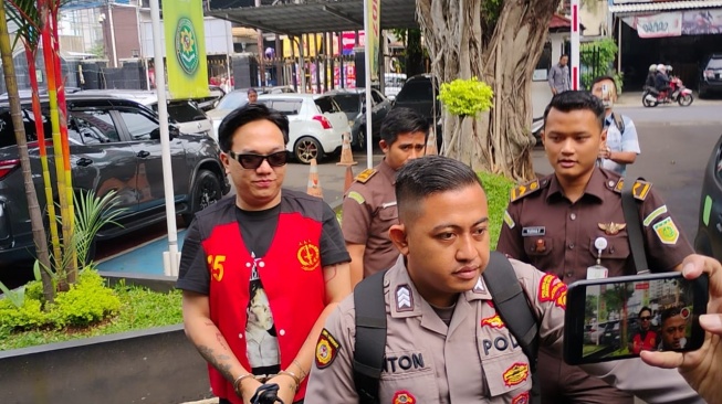 Momen kedatangan Mail Syaputra dan Nikita Mirzani untuk sidang perdana kasus pemerasan di Pengadilan Negeri Jakarta Selatan, Selasa, 24 Juni 2025. [Suara.com/Adiyoga Priyambodo]