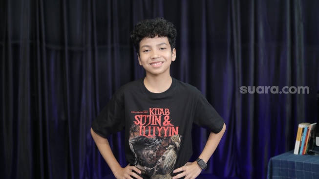Pemain film Kitab Sijjin dan Illiyyin, Sultan Hamonangan saat datang ke kantor Suara.com kawasan Kuningan, Jakarta Selatan pada Rabu, 24 Juni 2025 [Suara.com/@Ramadhani Adi Nugroho]