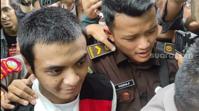 Vadel Badjideh hadir untuk menjalani sidang perdana kasus dugaan aborsi dan persetubuhan anak di bawah umur di Pengadilan Negeri Jakarta Selatan pada Rabu, 25 Juni 2025. [Suara.com/Tiara Rosana]