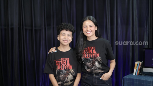 Pemain film Kitab Sijjin dan Illiyyin, Yunita Siregar dan Sultan Hamonangan saat datang ke kantor Suara.com kawasan Kuningan, Jakarta Selatan pada Rabu, 24 Juni 2025 [Suara.com/@Ramadhani Adi Nugroho]
