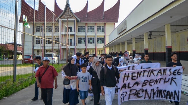 Kelurga Afif Maulana, pelajar SMP yang tewas diduga akibat penyiksaan oleh polisi tahun lalu, bersama sejumlah mahasiswa melakukan aksi memperingati Hari Anti Penyiksaan sedunia di Jembatan Kuranji, Padang, Sumatera Barat, Selasa (24/6/2025). [ANTARA FOTO/Iggoy el Fitra/bar]