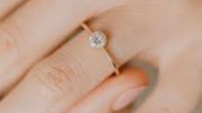 Cincin Emas Tipis Minimalis