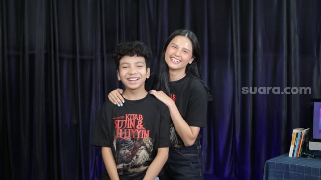 Pemain film Kitab Sijjin dan Illiyyin, Yunita Siregar dan Sultan Hamonangan saat datang ke kantor Suara.com kawasan Kuningan, Jakarta Selatan pada Rabu, 24 Juni 2025 [Suara.com/@Ramadhani Adi Nugroho]