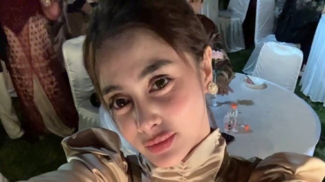 Istri Rifky Balweel, Biby Alraen lepas hijab [Instagram/@bibyalraen13]