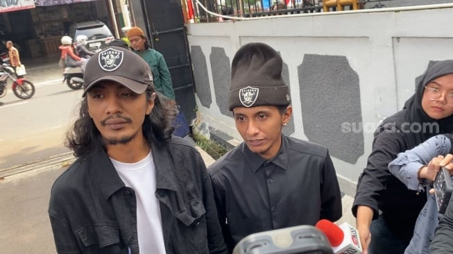 Martin Badjideh dan Vadel Badjideh jelang sidang perdana Vadel Badjideh di Pengadilan Negeri Jakarta Selatan pada Rabu, 25 Juni 2025. [Suara.com/Tiara Rosana]