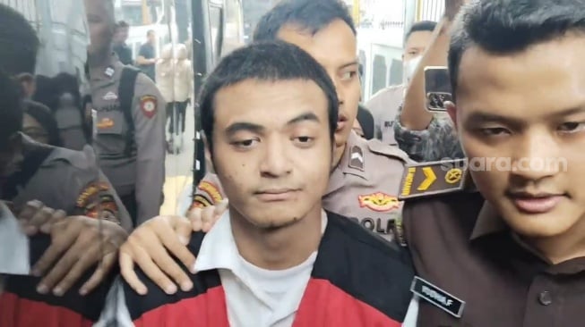 Vadel Badjideh hadir untuk menjalani sidang perdana kasus dugaan aborsi dan persetubuhan anak di bawah umur di Pengadilan Negeri Jakarta Selatan pada Rabu, 25 Juni 2025. [Suara.com/Tiara Rosana]