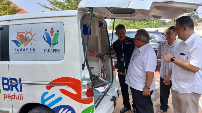 BRI melalui Kantor Cabang Ahmad Yani Semarang menyerahkan satu unit ambulans kepada Yayasan Budi Mulya Semarang (YBMS) di Panti Wreda Griya Tyas Dalem di kawasan Bangetayu, Semarang pada Rabu (25/6/2025).  [Dok BRI]
