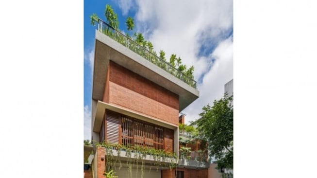 Rumah industrial compact dengan rooftop garden