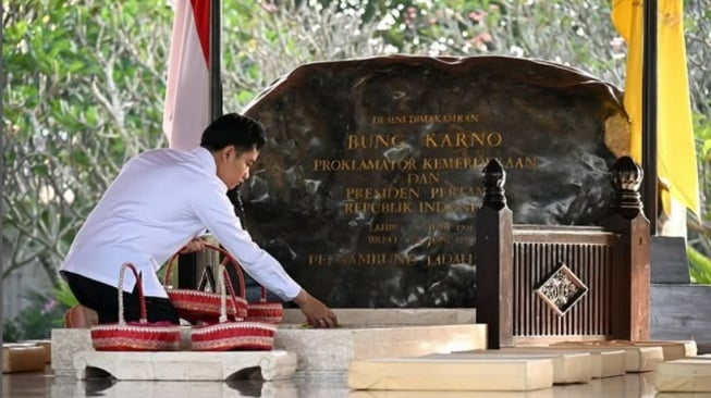 Wapres Gibran Raka Buming Raka berziarah ke makam Bung Karno di Blitar, Jawa Timur pada 18 Juni 2025. Foto ini diunggahnya ke Instagram dan disukai lebih dari 113.000 kali di media sosial tersebut. [Instagram/Gibran_Rakabuming]