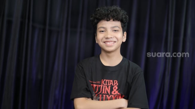 Pemain film Kitab Sijjin dan Illiyyin, Sultan Hamonangan saat datang ke kantor Suara.com kawasan Kuningan, Jakarta Selatan pada Rabu, 24 Juni 2025 [Suara.com/@Ramadhani Adi Nugroho]