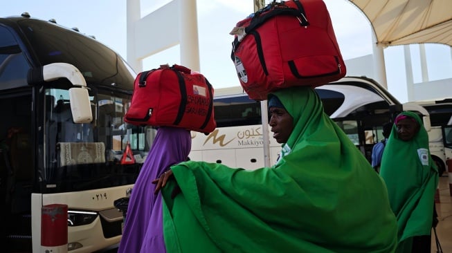Jamaah haji asal Nigeria menyunggi tas saat berjalan menuju area lapor diri di King Abdulaziz International Airport, Jeddah, Arab Saudi, Senin (23/6/2025). [ANTARA FOTO/Andika Wahyu/tom]
