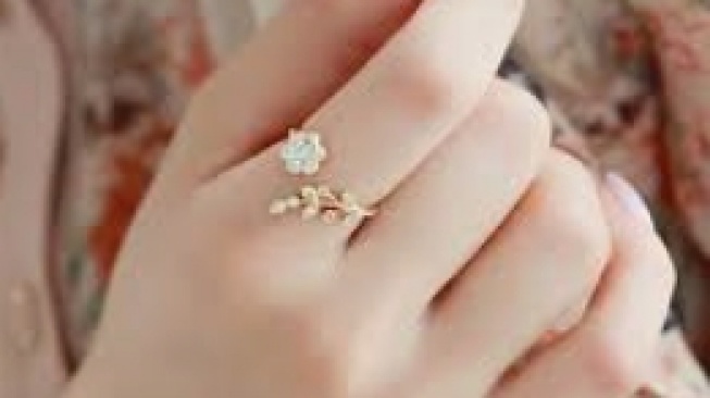 Cincin Motif Floral dan Daun