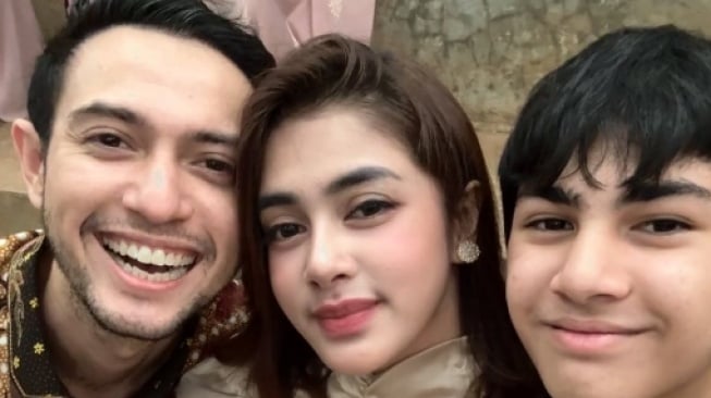 Istri Rifky Balweel, Biby Alraen lepas hijab [Instagram/@bibyalraen13]