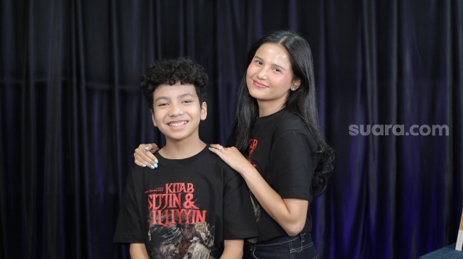 Pemain film Kitab Sijjin dan Illiyyin, Yunita Siregar dan Sultan Hamonangan saat datang ke kantor Suara.com kawasan Kuningan, Jakarta Selatan pada Rabu, 24 Juni 2025 [Suara.com/@Ramadhani Adi Nugroho]