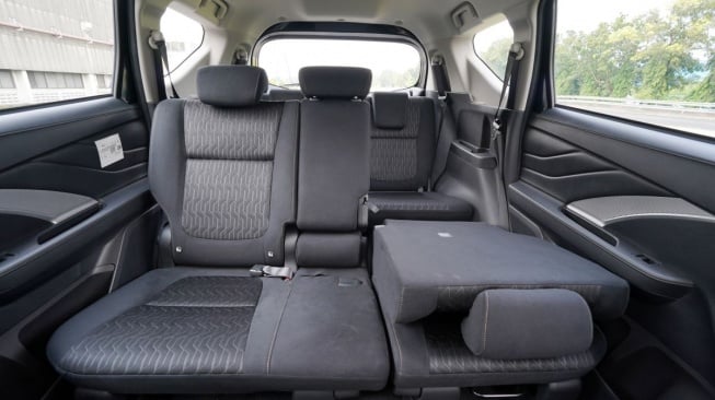 Mitsubishi Xpander Exceed Tourer dengan jok high grade fabric seat material warna hitam menjadikan kesan elegan semakin kuat. Jarak legroom serta desain jok membuat kabin lega dan nyaman (Dok: PT MMKSI)