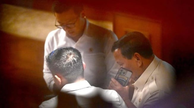 Penampakan Presiden Prabowo Subianto saat berbincang langsung dengan Republik Korea, Yang Mulia Lee Jae-myung lewat sambungan telepon pada Senin (23/6/2025). Momen itu diunggah oleh akun Instagram resmi Sekretariat Kabinet. (Tangkapan layar/Instagram)