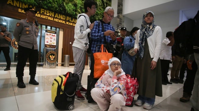 Sejumlah Warga Negara Indonesia (WNI) menunggu barang bawaannya setibanya dari Iran di Terminal 3 Bandara Soekarno Hatta, Selasa (24/6/2025). [ANTARA FOTO/Muhammad Iqbal/bar]