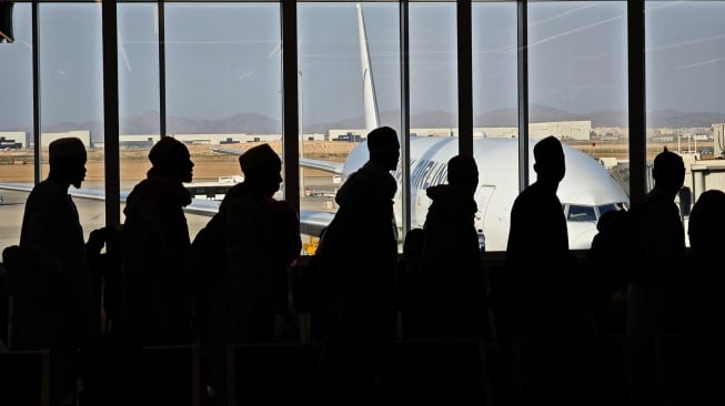 Jamaah haji asal Nigeria antre memasuki pesawat di King Abdulaziz International Airport, Jeddah, Arab Saudi, Senin (23/6/2025). [ANTARA FOTO/Andika Wahyu/tom]
