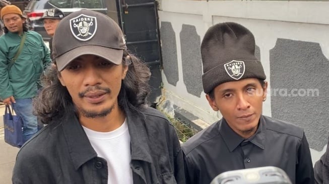 Martin Badjideh dan Vadel Badjideh jelang sidang perdana Vadel Badjideh di Pengadilan Negeri Jakarta Selatan pada Rabu, 25 Juni 2025. [Suara.com/Tiara Rosana]