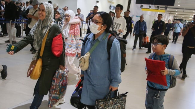 Sejumlah Warga Negara Indonesia (WNI) berjalan keluar terminal setibanya dari Iran di Terminal 3 Bandara Soekarno Hatta, Selasa (24/6/2025). [ANTARA FOTO/Muhammad Iqbal/bar]