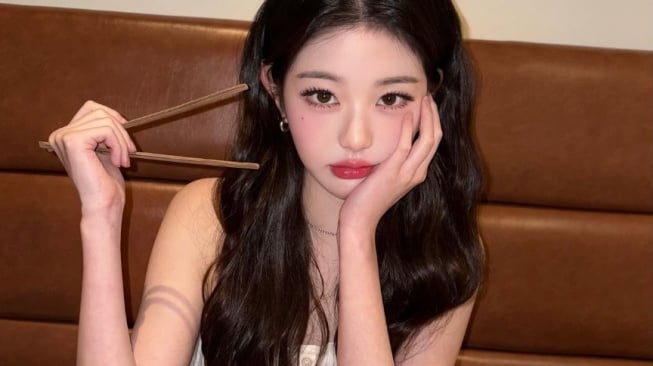 Modis dan Nyaman, Ini 4 Ide Daily Look ala Wonyoung IVE yang Memesona
