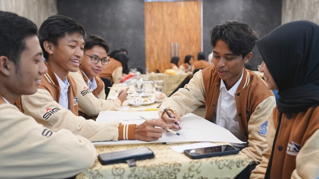 Semen Gresik Salurkan Beasiswa kepada Mahasiswa PTN Prasejahtera Berprestasi di Rembang dan Blora