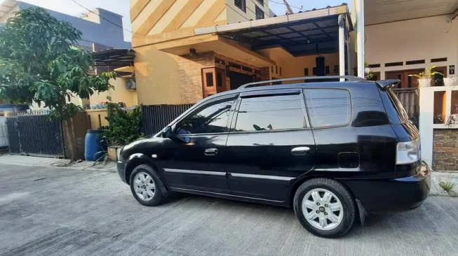 Kia Carens II (2004). (OLX)