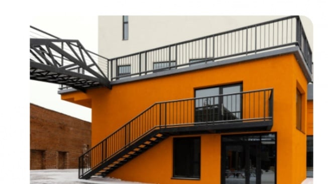 Rumah industrial modern dengan rangka baja terbuka (freepik)