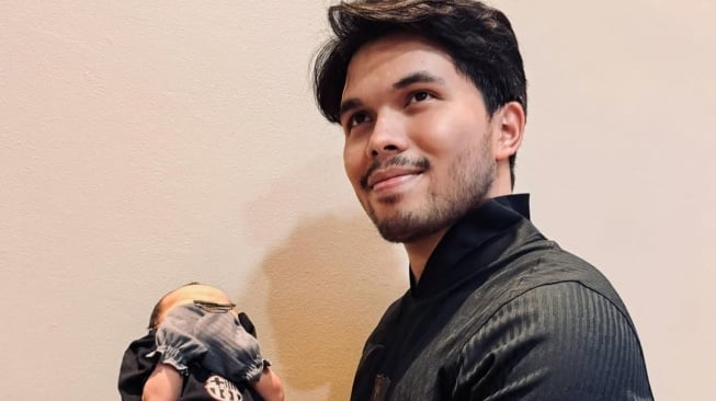 Thariq Halilintar bersama Baby Arash. [Instagram]