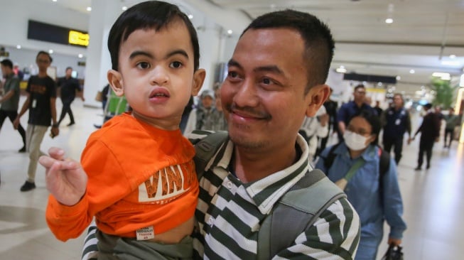 Sejumlah Warga Negara Indonesia (WNI) berjalan keluar terminal setibanya dari Iran di Terminal 3 Bandara Soekarno Hatta, Selasa (24/6/2025). [ANTARA FOTO/Muhammad Iqbal/bar]