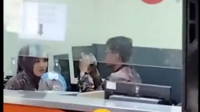 Viral Pegawai di Loket Asyik Nge-Game saat Antrean Warga Membludak: Push Rank Dulu Lah!