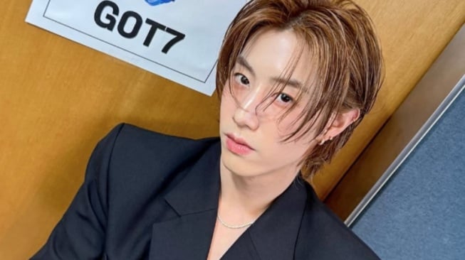 Kaos hingga Blazer, Ini 4 Ide OOTD ala Mark Tuan GOT7 yang Bikin Keren di Semua Momen