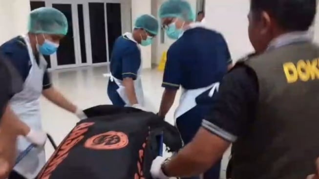 Petugas medis mengevakuasi jenazah Juliana, pendaki asal Brazil yang tewas terjatuh di Gunung Rinjani saat tiba di RS. Bhayangkara Mataram, NTB, Rabu malam (25/6/2025). (ANTARA/Dhimas B.P.)