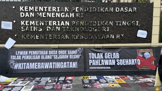Demo Fadli Zon, "Kepala Babi" dan Dokumen Pelanggaran HAM Soeharto Dibawa Demonstran
