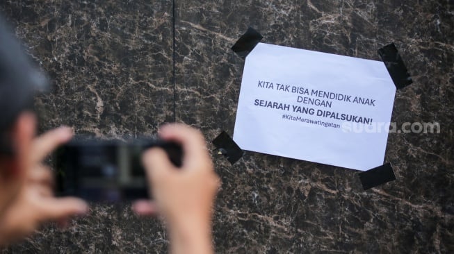 Warga yang tergabung dalam Koalisi Masyarakat Sipil saat menggekar aksi di depan Gedung Kementerian Kebudayaan, Jakarta, Kamis (26/6/2025). [Suara.com/Alfian Winanto]
